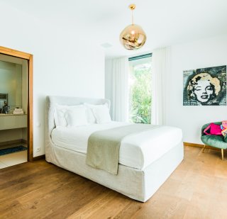 Jetset - Schlafzimmer Bett, Fauteuil in grün Velours, alles schlicht in weiß